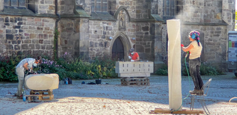 Bildhauer bei der Arbeit: 13. Internationales Obernkirchener Bildhauersymposium