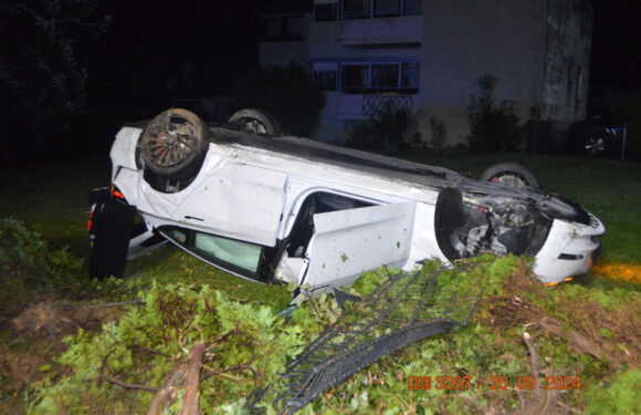 Heeßen: Tesla überschlägt sich bei Regen und landet auf dem Dach