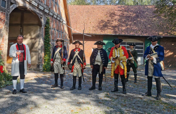 Graf Wilhelm zu Schaumburg-Lippe und sein Infanterieregiment besuchen Mittelbrink und Vehlen