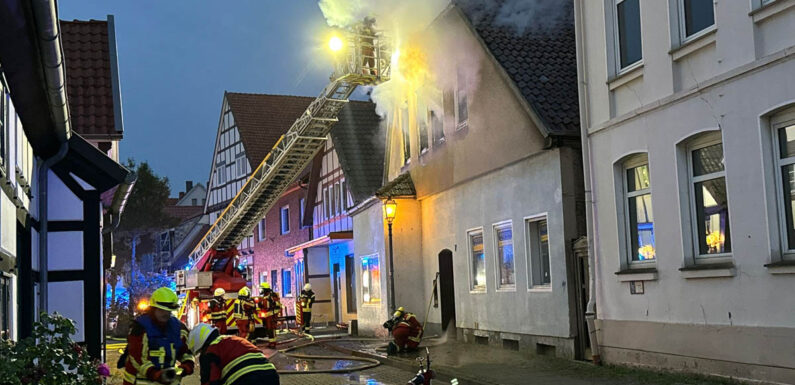 Brand in Bückeburg: Großeinsatz der Feuerwehren in der Trompeterstraße