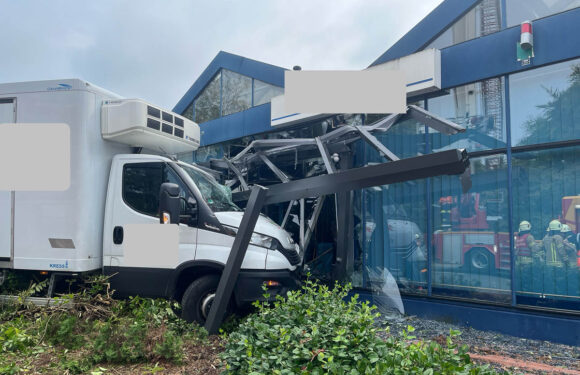 Stadthagen: Fahrzeug fährt gegen Gebäude, Fahrer wird eingeklemmt