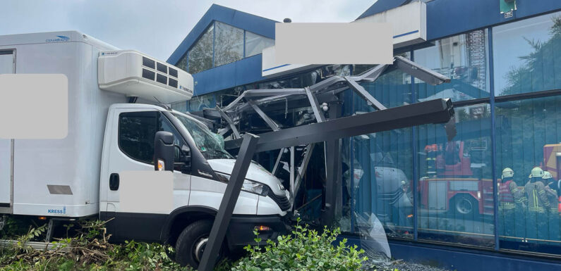 Stadthagen: Fahrzeug fährt gegen Gebäude, Fahrer wird eingeklemmt