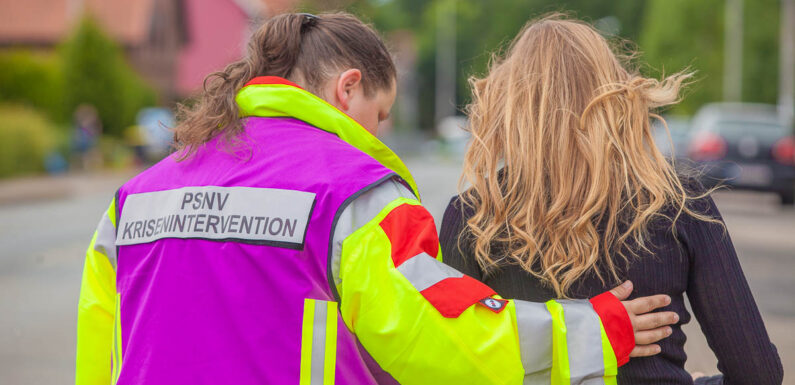 Ehrenamtliche, die bleiben, wenn andere gehen: Kostenloser Basiskurs zur Krisenintervention