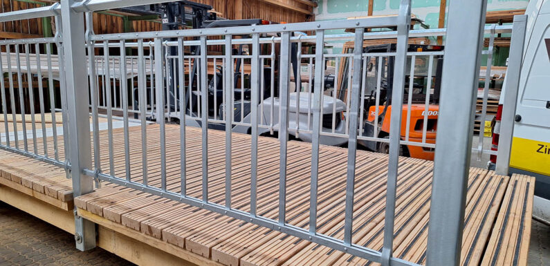 Bückeburg: Holzbrücke am Schlossbachparkplatz wird wieder eingebaut