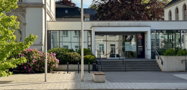 Verdächtiger Koffer vor Gerichtsgebäude löst Polizeieinsatz in Bückeburg aus