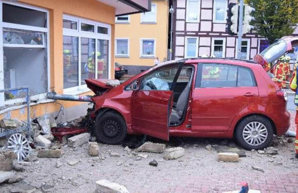 Bremsen versagen: VW-Fahrerin (84) fährt in Rodenberg gegen ein Gebäude