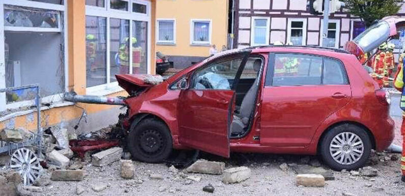 Bremsen versagen: VW-Fahrerin (84) fährt in Rodenberg gegen ein Gebäude