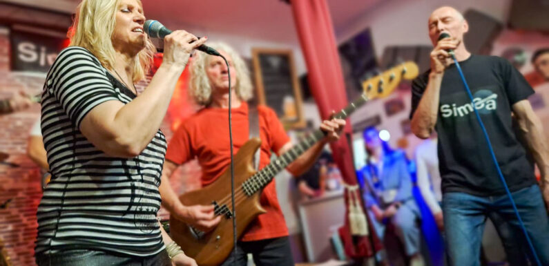 „Simca“-Band gibt Konzert im Mikrofon in Obernkirchen
