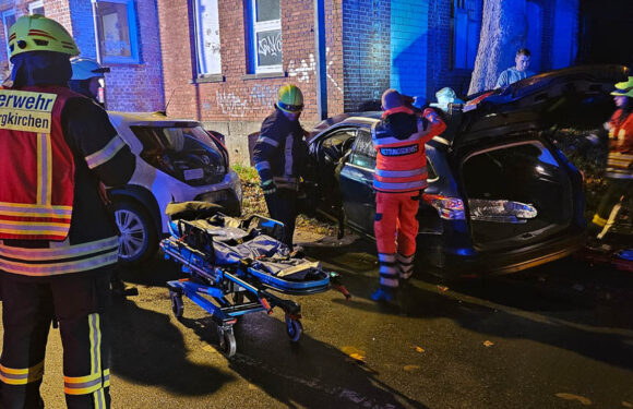 Feuerwehreinsatz in Wölpinghausen: Bei Verkehrsunfall im Auto eingeklemmt