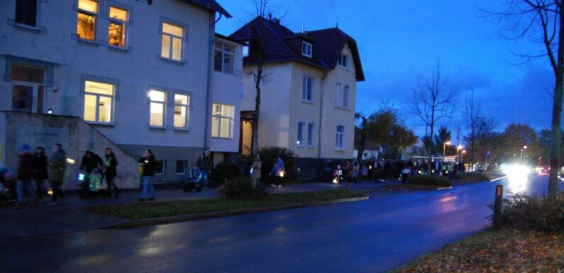 Mit Laternen, Liedern und Taschenlampen durch Bückeburg