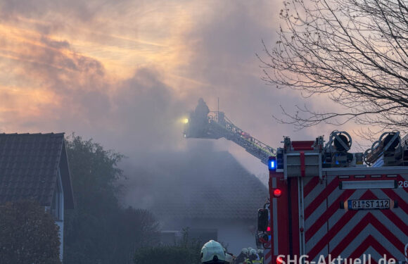 Feuerwehr im Großeinsatz: Haus in Rinteln wird Raub der Flammen