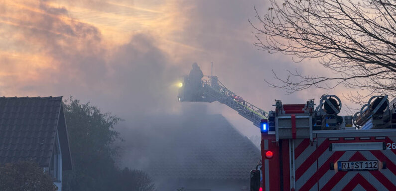 Feuerwehr im Großeinsatz: Haus in Rinteln wird Raub der Flammen