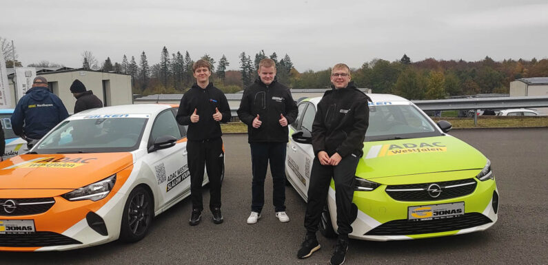Drei junge Autofahrer des Stadthäger Motor Clubs im Einsatz am Bilster Berg