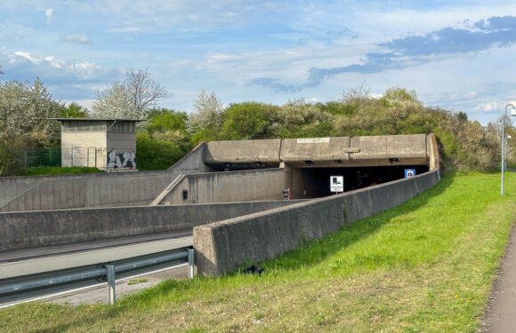 Unfallflucht: PKW überfährt Warnbaken bei Weserauentunnel und wird stark beschädigt