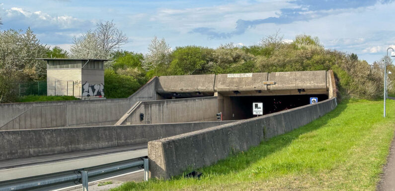 Unfallflucht: PKW überfährt Warnbaken bei Weserauentunnel und wird stark beschädigt