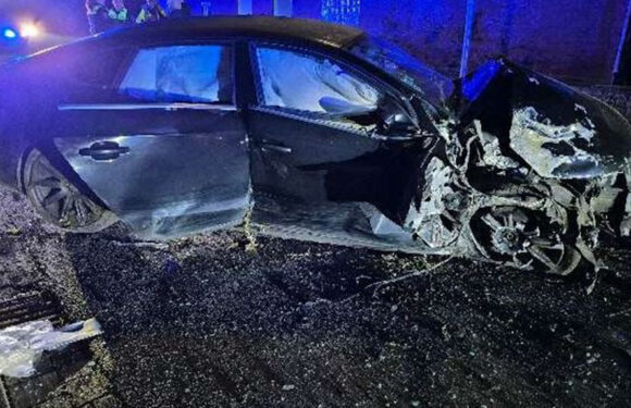 Audi fährt gegen Mauer und Zaun: Drei Verletzte und Totalschaden bei schwerem Verkehrsunfall in Pollhagen