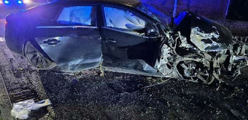 Audi fährt gegen Mauer und Zaun: Drei Verletzte und Totalschaden bei schwerem Verkehrsunfall in Pollhagen