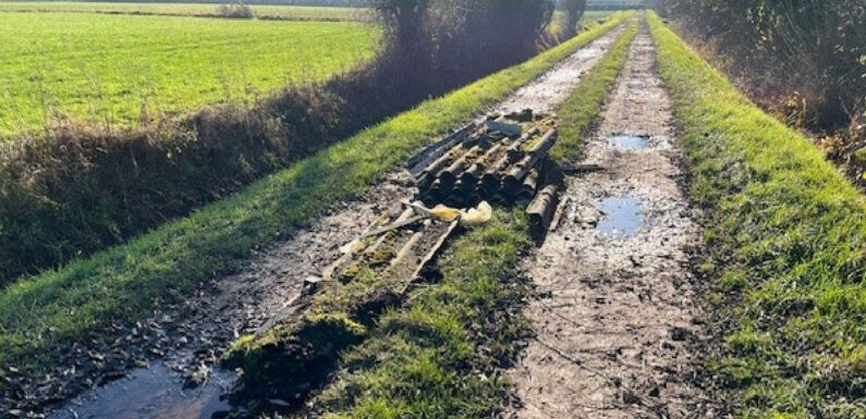 Asbestplatten auf einem Feldweg in Evesen entsorgt
