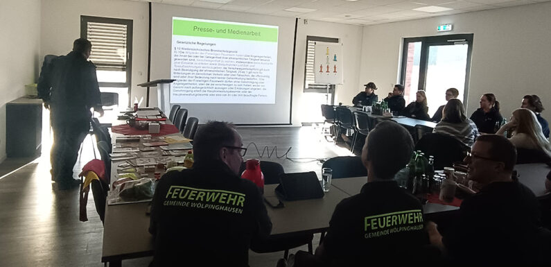 Fortbildung: Was Schaumburger Feuerwehren bei Facebook und weiteren Medien beachten müssen