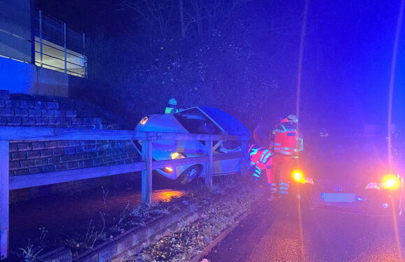 Stadthagen: Autofahrerin wird eingeklemmt und muss durch die Feuerwehr befreit werden