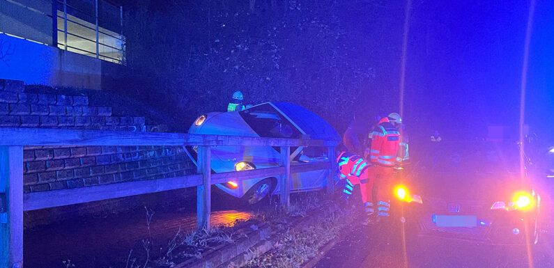Stadthagen: Autofahrerin wird eingeklemmt und muss durch die Feuerwehr befreit werden