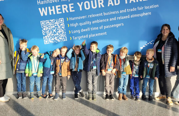 Große Fledermäuse der Kita Kinderwelt besichtigen den Flughafen Hannover