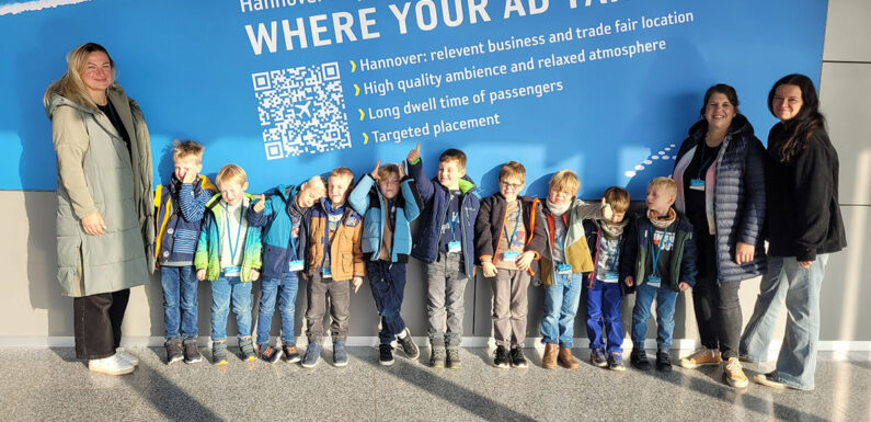 Große Fledermäuse der Kita Kinderwelt besichtigen den Flughafen Hannover