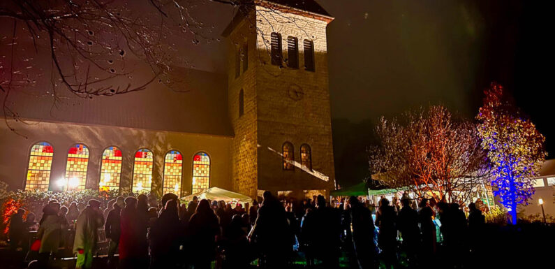 „Schaut hin! Lasst Leuchten!“: Erfolgreiches 3. Adventsgeflüster rund um die Rogate-Kirche