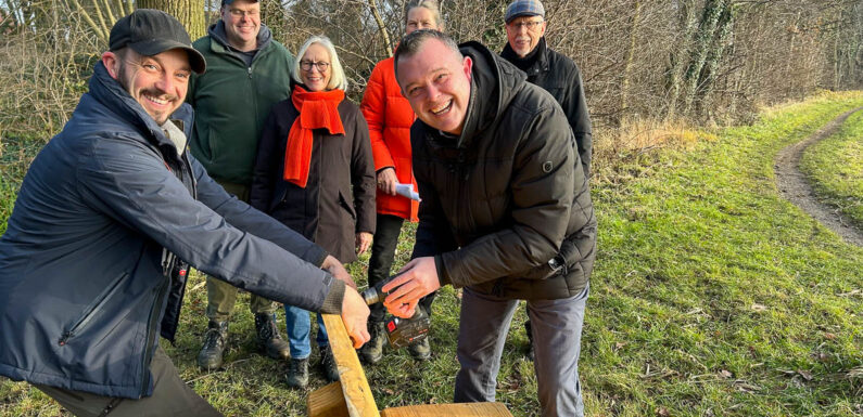 Eine neue Bank am Krebshäger Mühlenbach