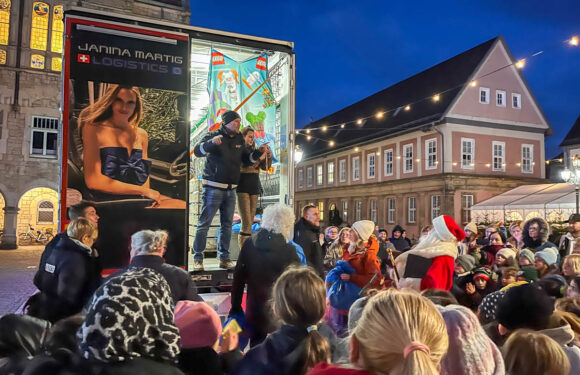 „Truckerbabe“ Janina Martig und DRK Bückeburg sorgen für strahlende Kinderaugen