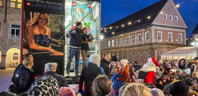 „Truckerbabe“ Janina Martig und DRK Bückeburg sorgen für strahlende Kinderaugen