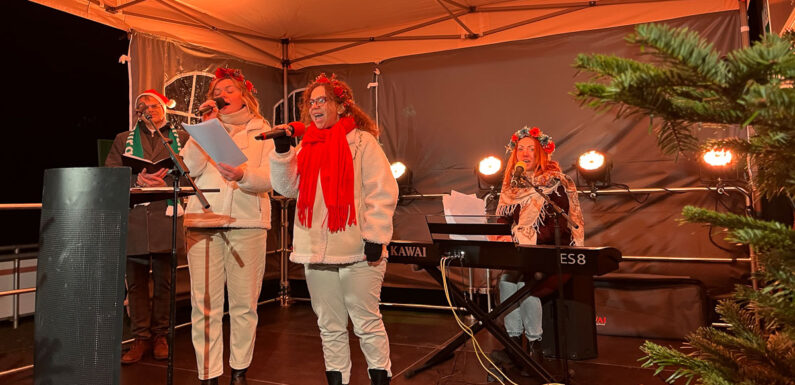 Gänsehautmomente im Stadion: Hunderte kommen zum Weihnachtssingen beim VfL Bückeburg