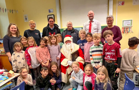 Leuchtende Augen und Lebkuchenhäuschen: Bückeburger DRK beschenkt 308 Schüler der Grundschule am Harrl