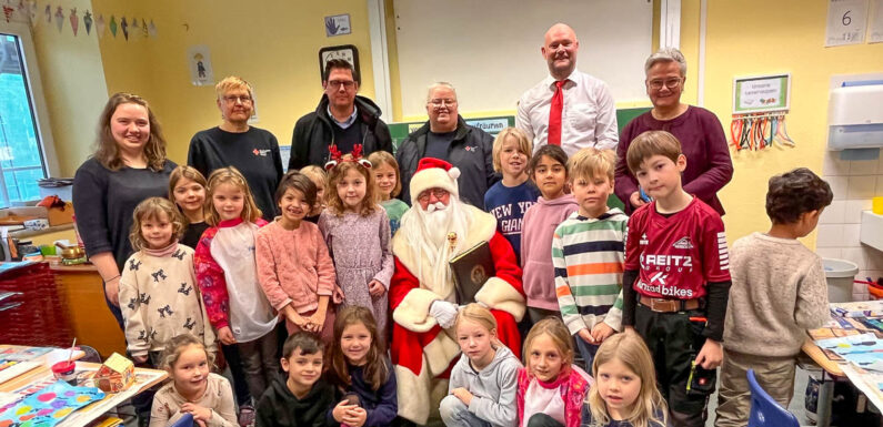 Leuchtende Augen und Lebkuchenhäuschen: Bückeburger DRK beschenkt 308 Schüler der Grundschule am Harrl