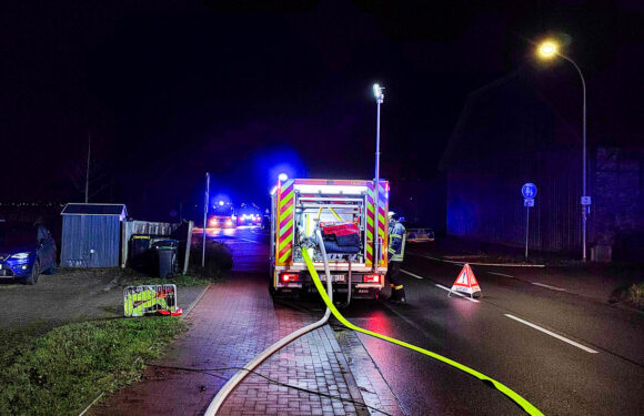 Feuerwehr wird zu Dachstuhlbrand nach Ahnsen alarmiert