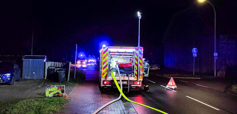 Feuerwehr wird zu Dachstuhlbrand nach Ahnsen alarmiert