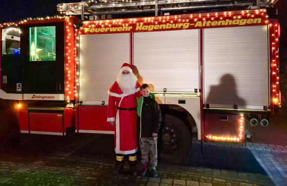 Weihnachtsmann verteilt Präsente mit dem Weihnachtstruck