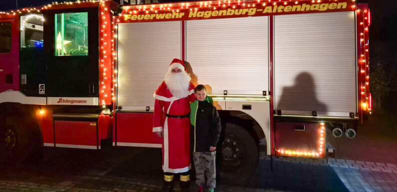 Weihnachtsmann verteilt Präsente mit dem Weihnachtstruck