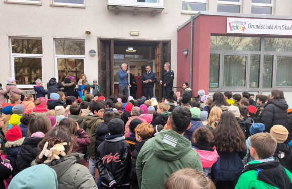 Stadthagen: Grundschule am Stadtturm für vorbildliche Zusammenarbeit in der Brandschutzerziehung geehrt