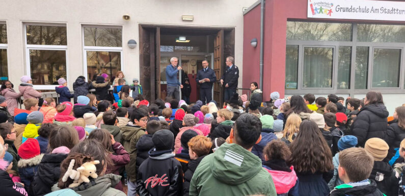 Stadthagen: Grundschule am Stadtturm für vorbildliche Zusammenarbeit in der Brandschutzerziehung geehrt
