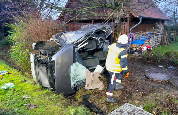 Unfall in Rusbend: Autofahrerin kommt von der Straße ab und fährt gegen einen Baum