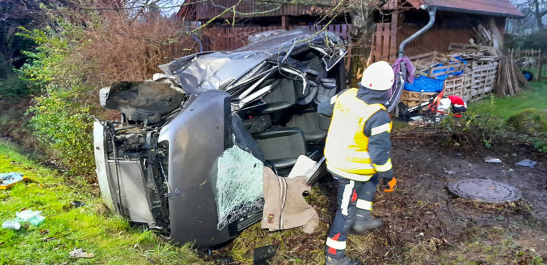 Unfall in Rusbend: Autofahrerin kommt von der Straße ab und fährt gegen einen Baum