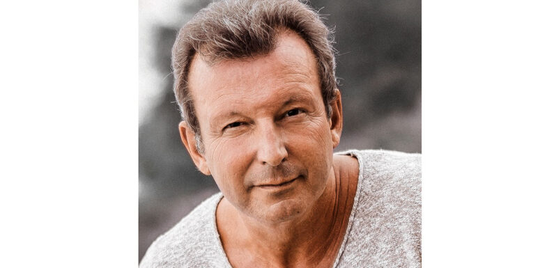 „Das Glück ist wie ein bunter Falter!“: Frank Suchland liest und erzählt zum 40. Bühnenjubiläum