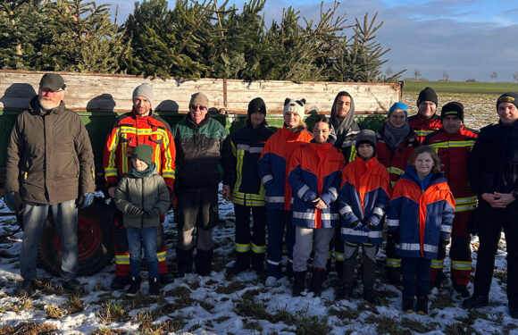 Jugendfeuerwehr Müsingen sammelt Tannenbäume ein