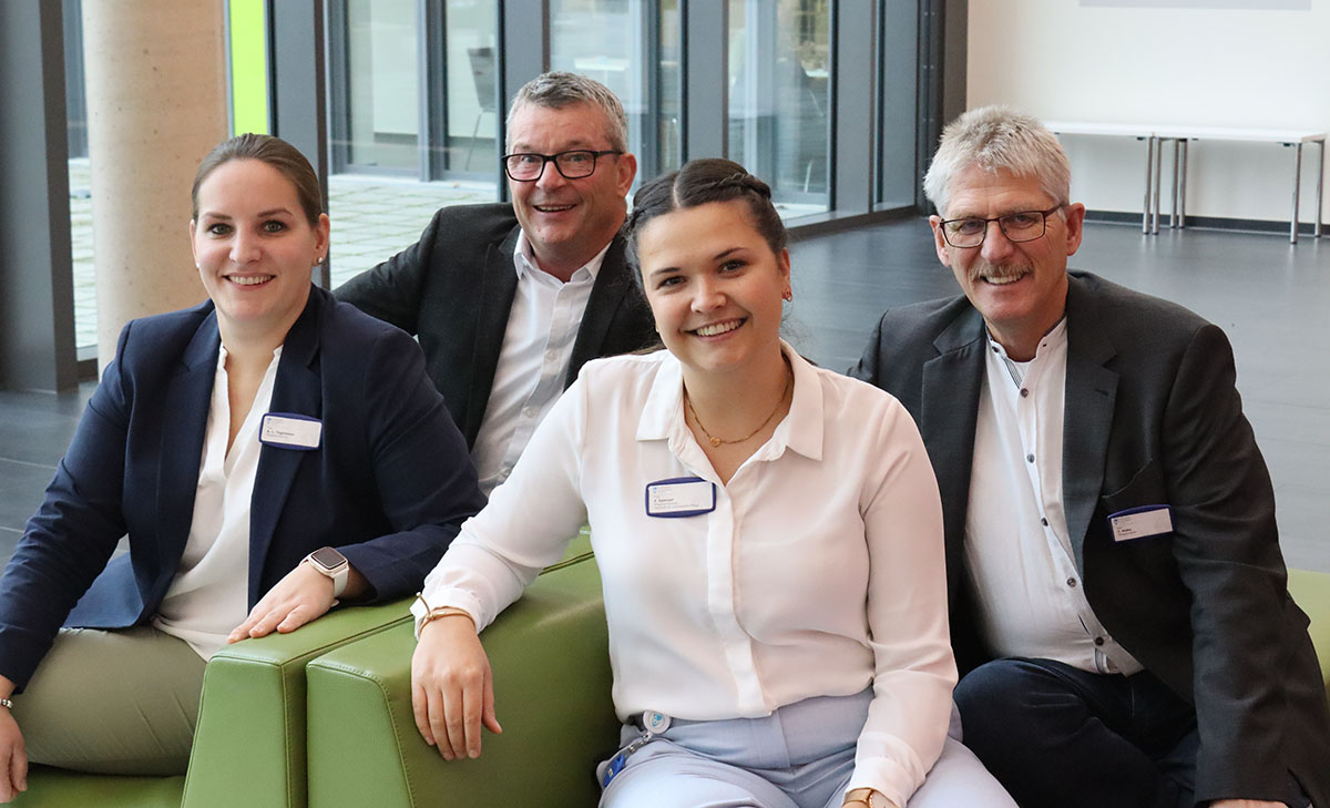 Das Team rund um die Pflegedirektoren freut sich auf alle interessierten Bewerber (von links: Anna Lena Tegtmeier, Pflegefachleitung, Julia Sperzel, Pflegefachleitung, Norbert Janssen, Pflegedirektor und Jörg Hake, Pflegedirektor).