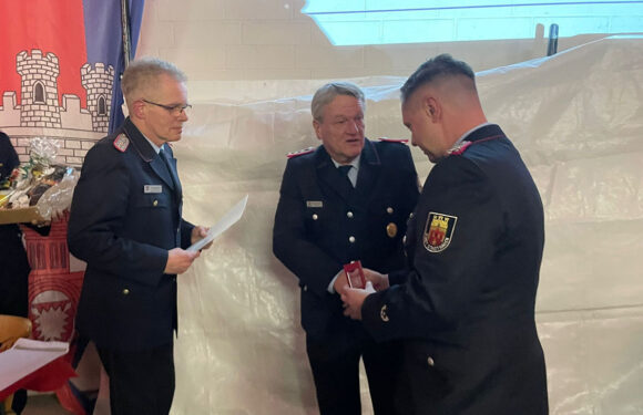 Feuerwehr Enzen: Besondere Ehrung, Meilensteine und 54 Einsätze im Jahr 2024