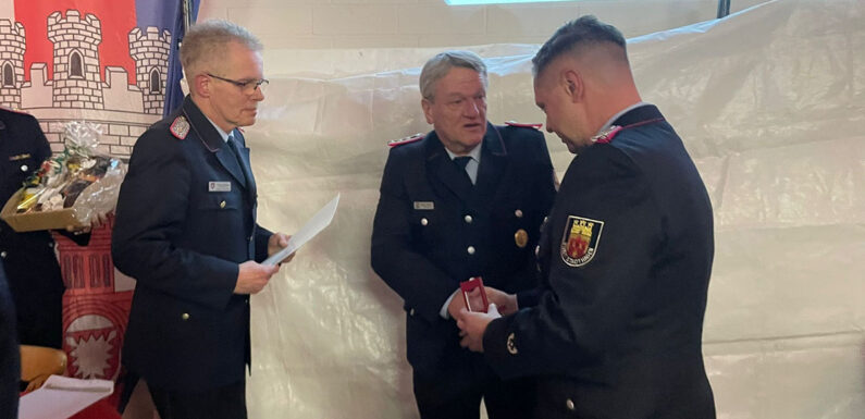 Feuerwehr Enzen: Besondere Ehrung, Meilensteine und 54 Einsätze im Jahr 2024