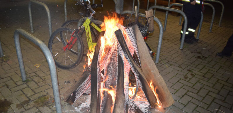 Fahrradständer am Bahnhof in Haste angezündet