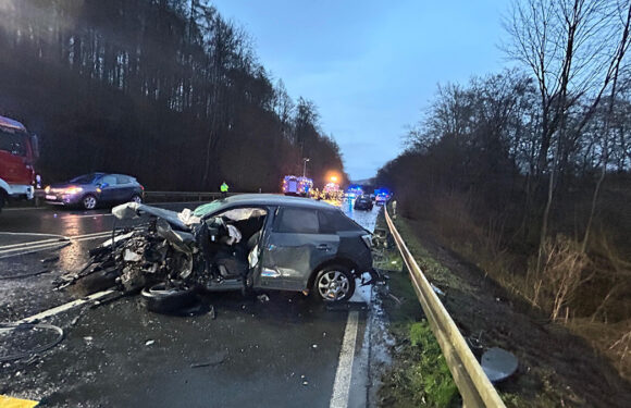 Sechs Verletzte bei schwerem Verkehrsunfall auf der B83 zwischen Steinbergen und Luhden