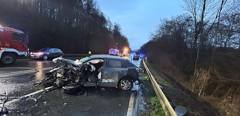 Sechs Verletzte bei schwerem Verkehrsunfall auf der B83 zwischen Steinbergen und Luhden